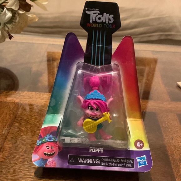 DreamWorks Trolls World Tour Poppy Troll Doll Hasbro 2019 Pink Hair Ukulele New - Picture 1 of 7